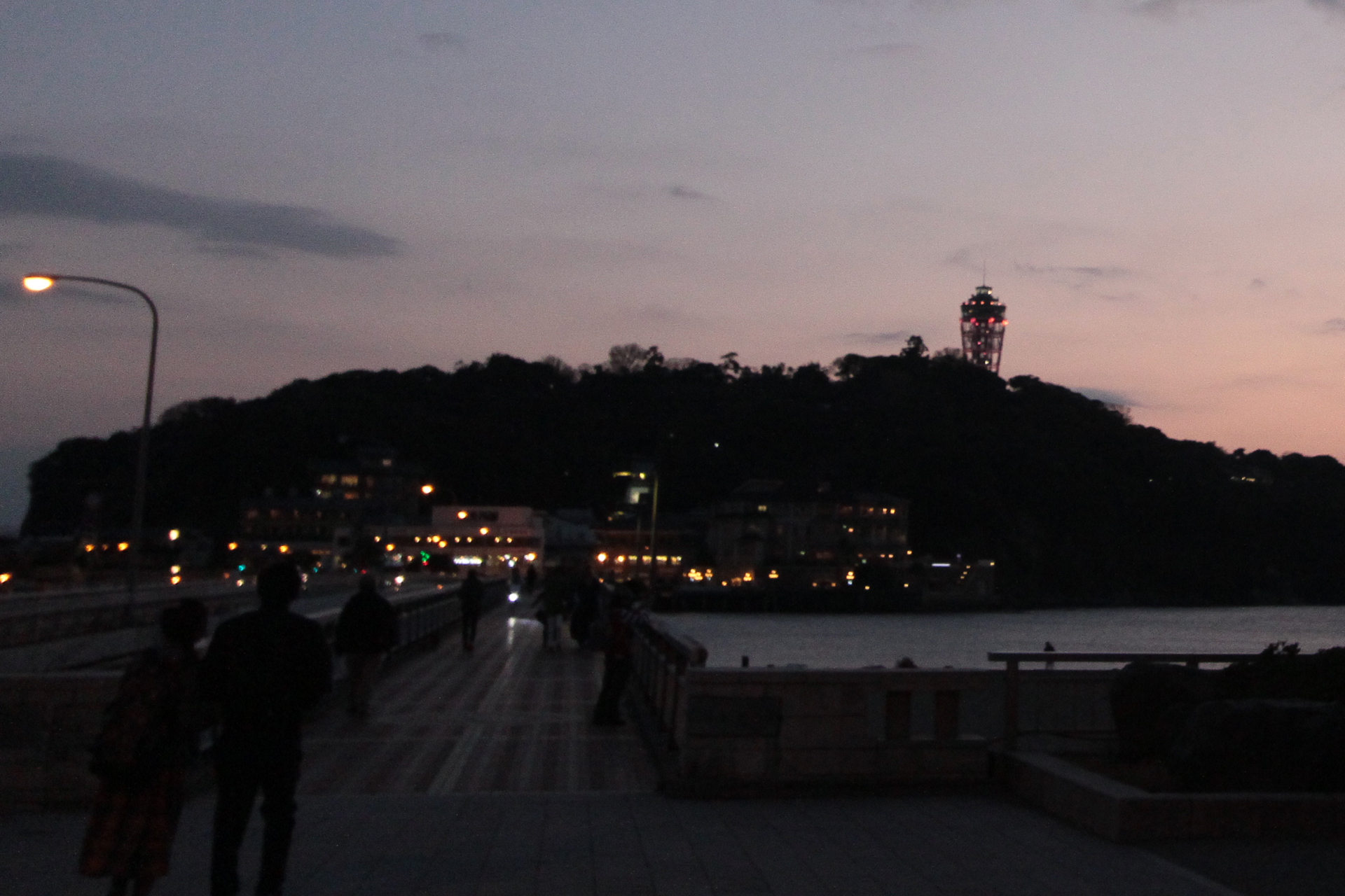 江の島弁天橋から見た夕暮れのシーキャンドル