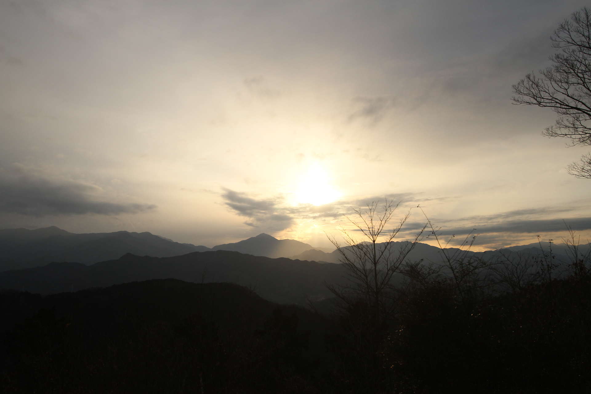 高尾山山頂から見た夕日