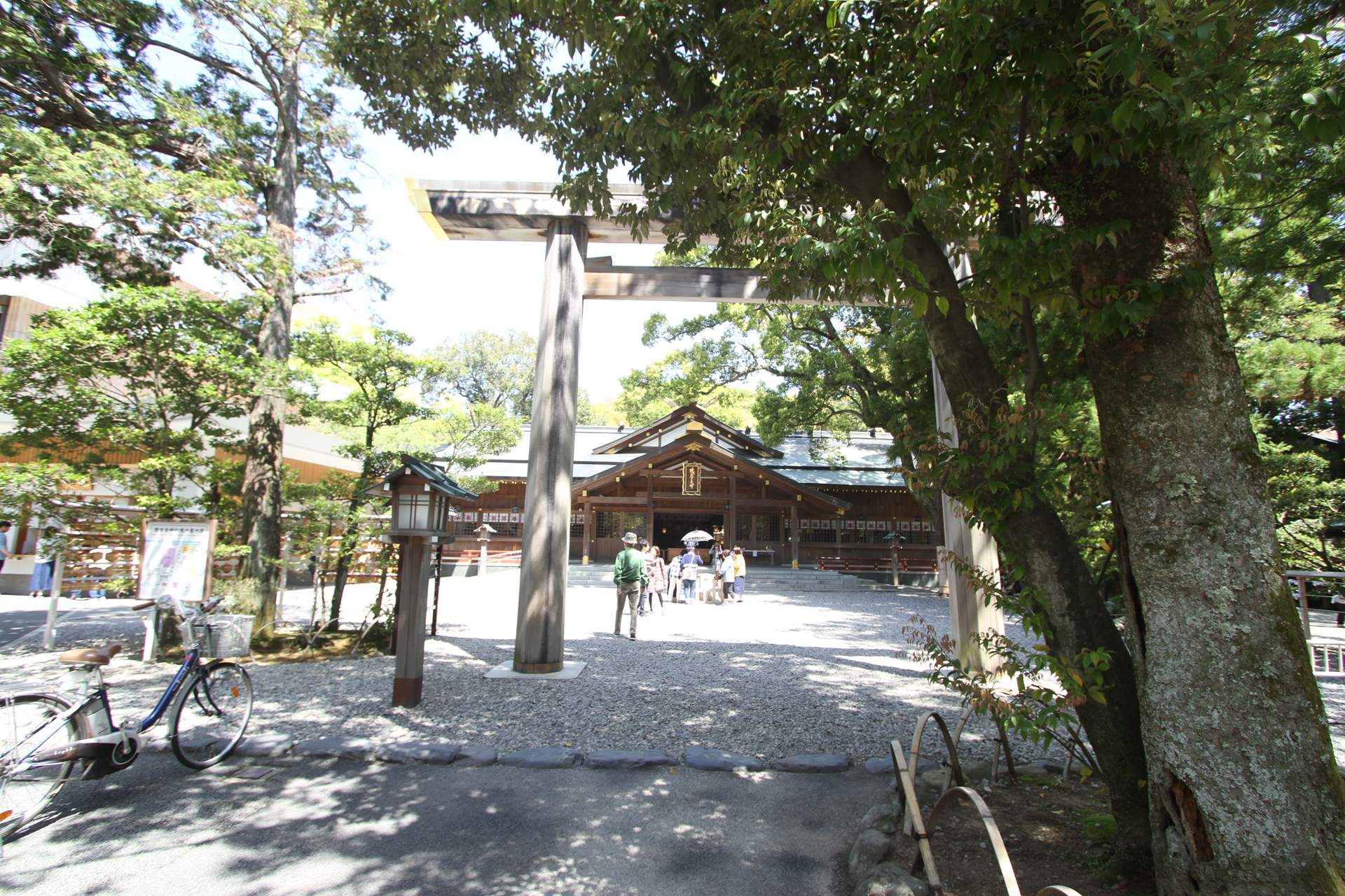 猿田彦神社鳥居から見た社殿