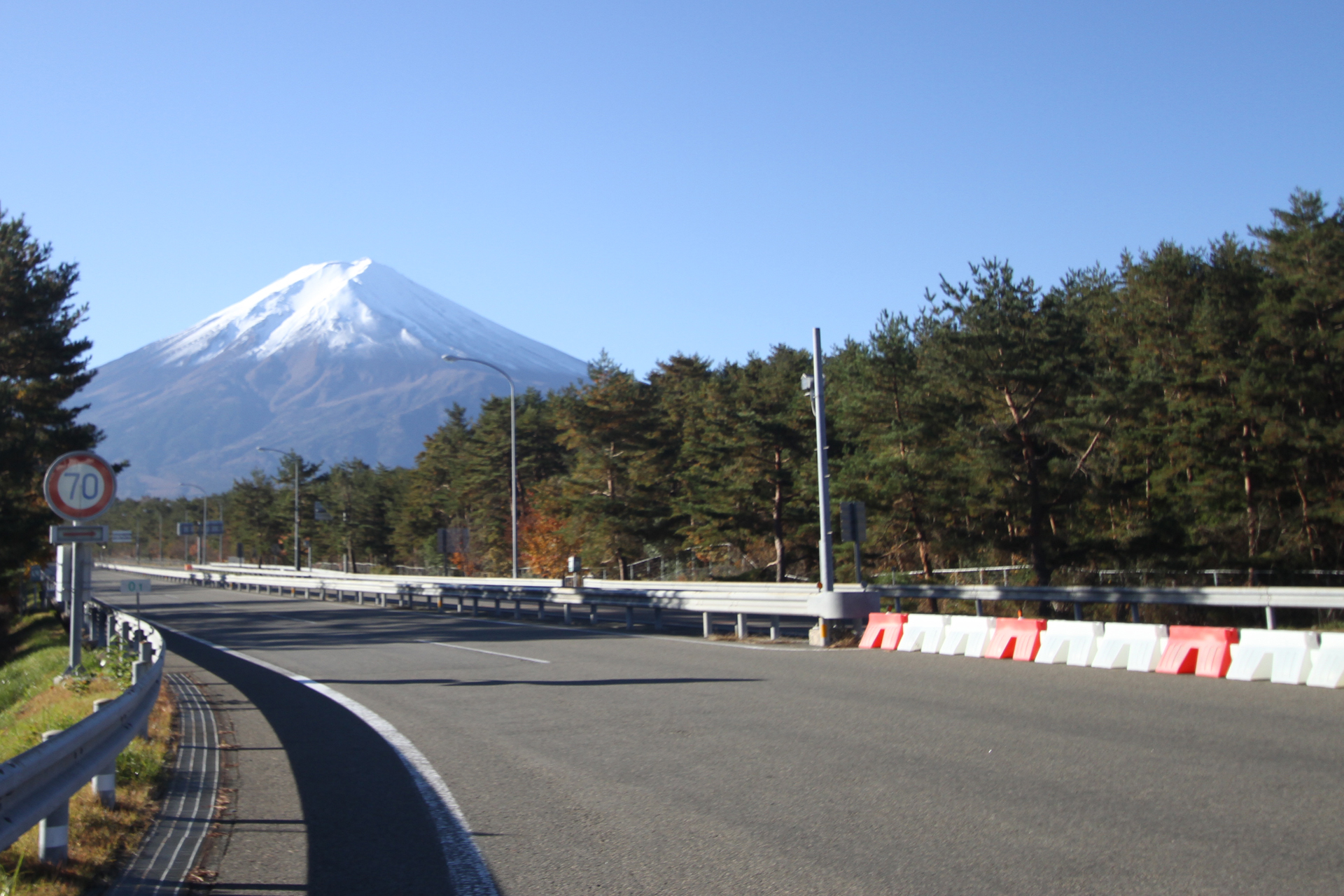 中央道の料金所から見た富士山