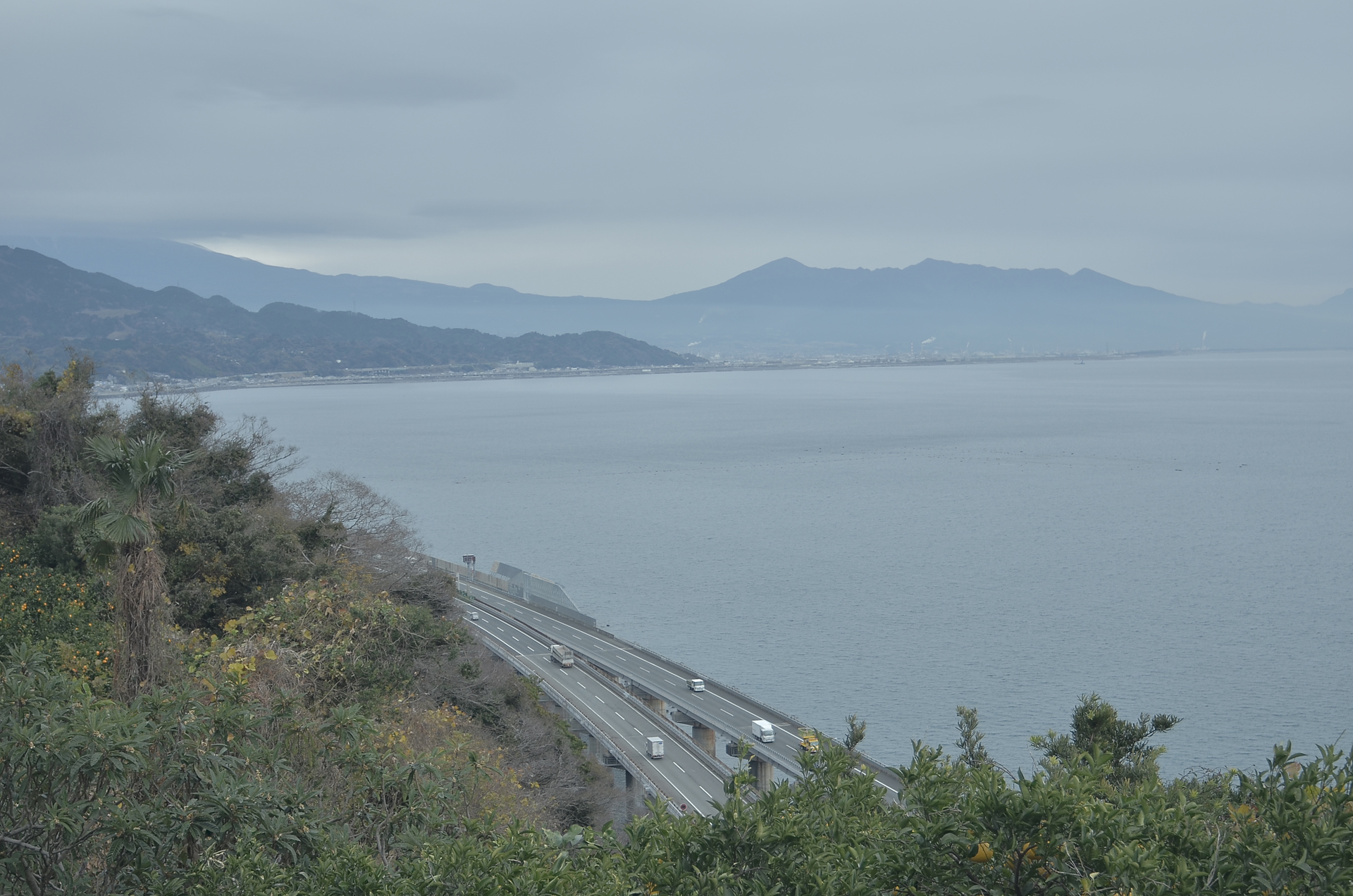 薩埵峠からの東名高速道路