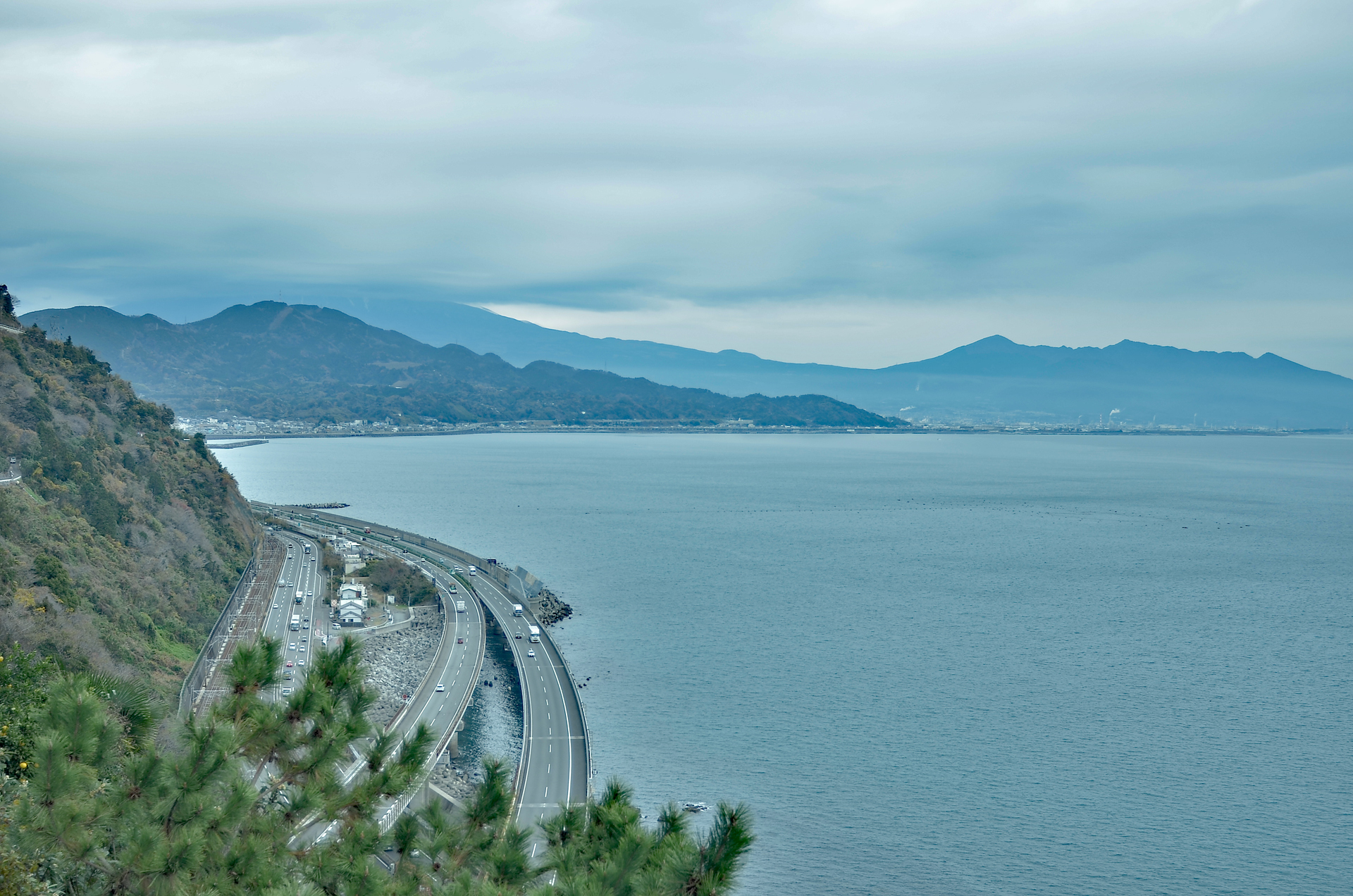 薩埵峠からの東名高速道路